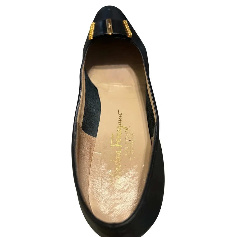 Salvatore Ferragamo Beatrice Navy Calf Leather Pumps Gold Chain Detail Size 9 AA - Picture 11 of 12